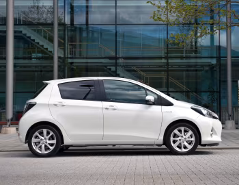 Toyota Yaris Hybrid [UK-spec] (XP130) '2012–14