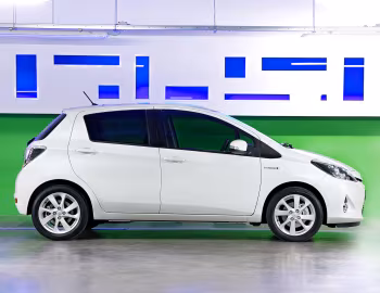 Toyota Yaris Hybrid [Worldwide] (XP130) '2012–14