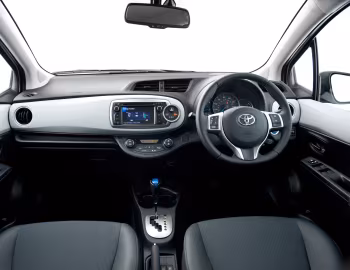 Interior Toyota Yaris Hybrid [UK-spec] (XP130) '2012–14