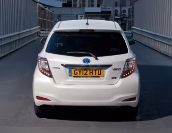 Toyota Yaris Hybrid [UK-spec] (XP130) '2012–14