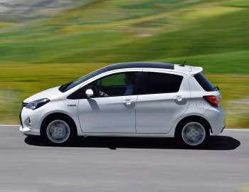 Toyota Yaris Hybrid [Worldwide] '2014–17