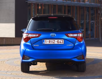 Toyota Yaris Hybrid Bi-Tone [Worldwide] '2017–20