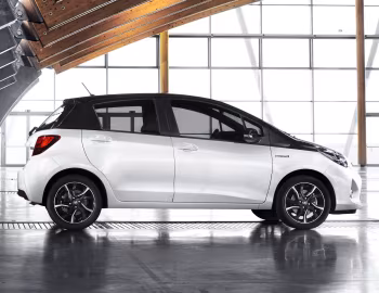 Toyota Yaris Hybrid Bi-Tone Style [Worldwide] '2015–17
