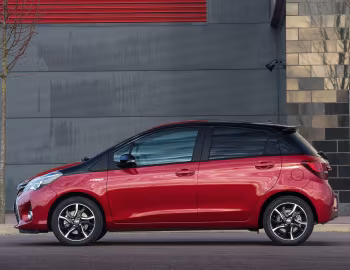 Toyota Yaris Hybrid Bi-Tone Design [UK-spec] '2015–17