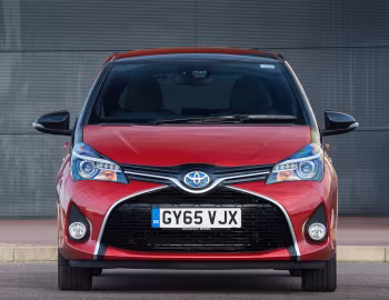 Toyota Yaris Hybrid Bi-Tone Design [UK-spec] '2015–17