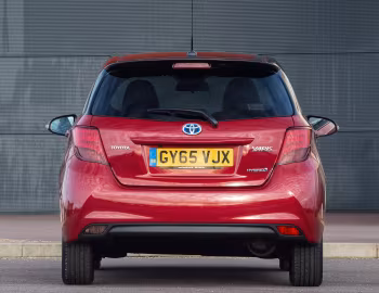 Toyota Yaris Hybrid Bi-Tone Design [UK-spec] '2015–17
