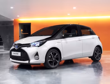 Toyota Yaris Hybrid Bi-Tone Style [Worldwide] '2015–17