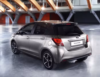 Toyota Yaris Hybrid Bi-Tone Style [Worldwide] '2015–17