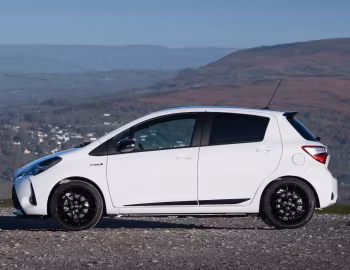Toyota Yaris Hybrid GR Sport [UK-spec] '2019–20