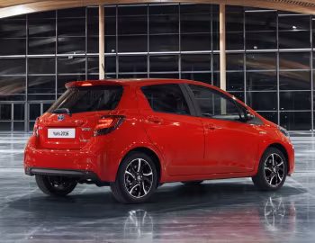 Toyota Yaris Hybrid Style [Worldwide] '2015–17