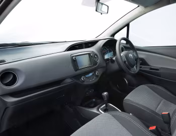Interior Toyota Yaris Hybrid [UK-spec] '2014–17