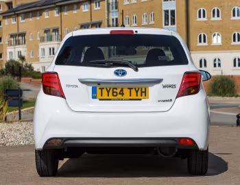 Toyota Yaris Hybrid [UK-spec] '2014–17