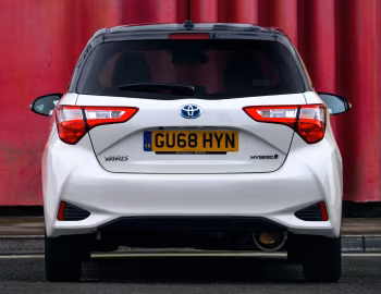 Toyota Yaris Hybrid "Y20" [UK-spec] '2019–20