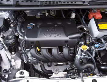 Bajo el capó 2012–14 Toyota Yaris LE 5-door [North America] (XP130) '2011–14