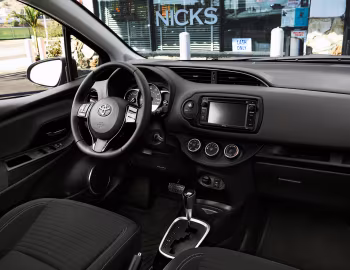 Panel frontal 2015–17 Toyota Yaris SE 5-door [North America] '2014–17