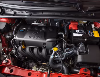 Bajo el capó 2015–17 Toyota Yaris SE 5-door [North America] '2014–17