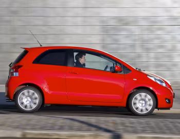 Toyota Yaris SR 3-door [UK-spec] '2011