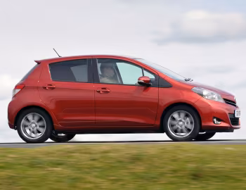Toyota Yaris SR 5-door [UK-spec] (XP130) '07.2011–10.2013