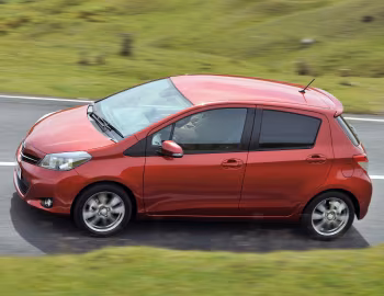 Toyota Yaris SR 5-door [UK-spec] (XP130) '07.2011–10.2013