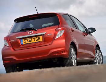 Toyota Yaris SR 5-door [UK-spec] (XP130) '07.2011–10.2013