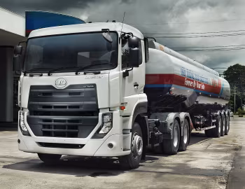 UD Quester GWE 370 6×4 Tractor '2015–pr.