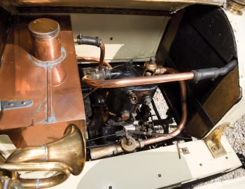 Sob o capô Cupelle 8 HP Open Touring '1905
