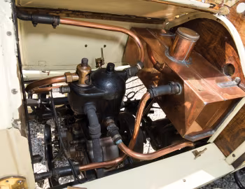 Sob o capô Cupelle 8 HP Open Touring '1905