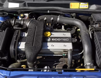 Sob o capô Vauxhall Astra Coupe "888" '2001–02
