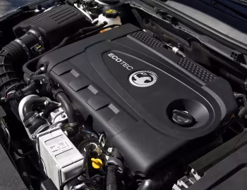 Sob o capô Vauxhall Insignia 4×4 BiTurbo Sports Tourer '2012–13