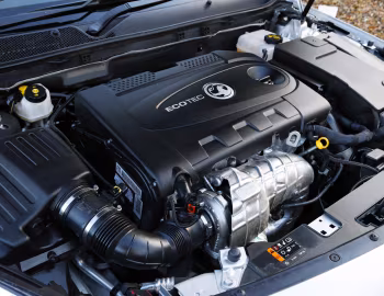 Sob o capô Vauxhall Insignia ecoFLEX Hatchback '2009–13