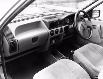 Interior Vauxhall Nova Luxe 5-door '1990–92