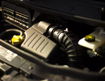 Sob o capô Vauxhall Vivaro Van ecoFLEX '2012–14