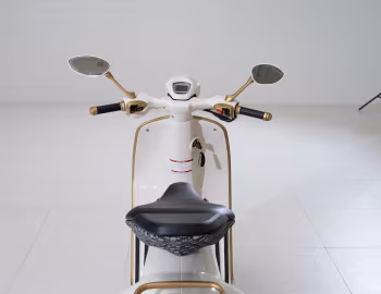 Panneau avant 2022 Vespa 946 "Christian Dior" (#ZAPMA78G0N5200071)
