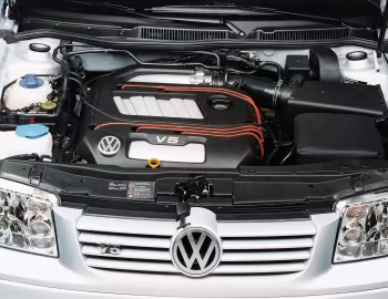 Bajo el capó Volkswagen Bora 2.3 V5 [Worldwide] (1J2) '1998–2001