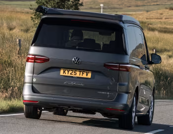 Volkswagen California Ocean eHybrid 4MOTION [UK-spec] (T7) '2025–pr.