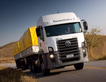 Volkswagen Constellation 26-370 6×4 Tractor '2010–12