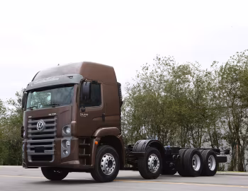 Volkswagen Constellation 24.330 8×4 '10.2013–23