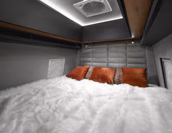 Interior 2025 Globe-Traveller Falcon 2Z '2024–25