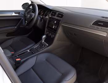 Интерьер 2017–20 Volkswagen e-Golf [North America] (Typ 5G) '2017–20