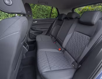 Interior Volkswagen Golf eTSI [UK-spec] '2024–pr.