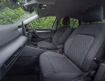 Interior Volkswagen Golf eTSI [UK-spec] '2024–pr.