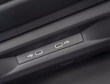 Interior Volkswagen Golf eTSI [UK-spec] '2024–pr.
