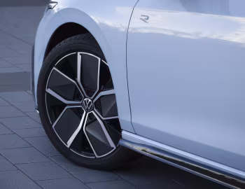 Volkswagen Golf eTSI R-Line [Japan] '2024–pr.