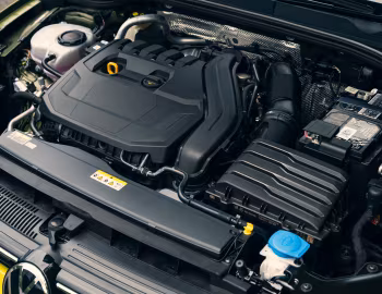 Bajo el capó Volkswagen Golf eTSI R-Line Variant [Japan] '2021–24