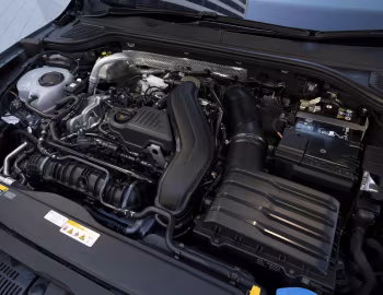 Bajo el capó Volkswagen Golf eTSI Style [Japan] '2024–pr.