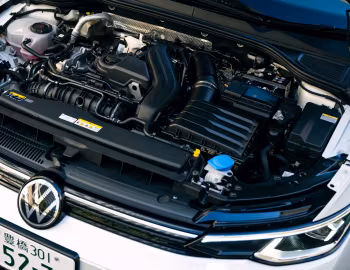 Bajo el capó Volkswagen Golf eTSI Style [Japan] '2024–pr.