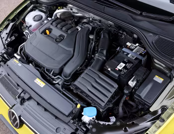Bajo el capó Volkswagen Golf eTSI Style [Japan] '2021–pr.