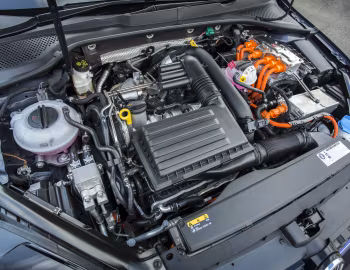 Bajo el capó Volkswagen Golf GTE [UK-spec] (Typ 5G) '2017–20