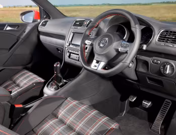 Интерьер Volkswagen Golf GTI 3-door [UK-spec] (Typ 5K) '2009–13