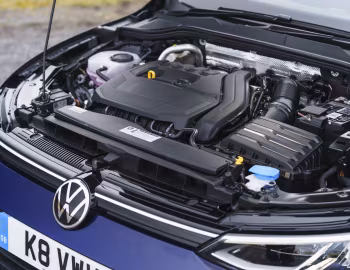 Bajo el capó Volkswagen Golf Life [UK-spec] '2020–pr.